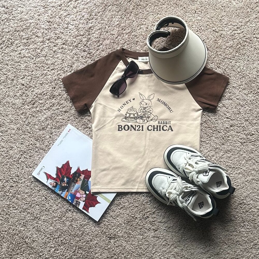 T-shirt with raglan sleeves and vintage cartoon prints